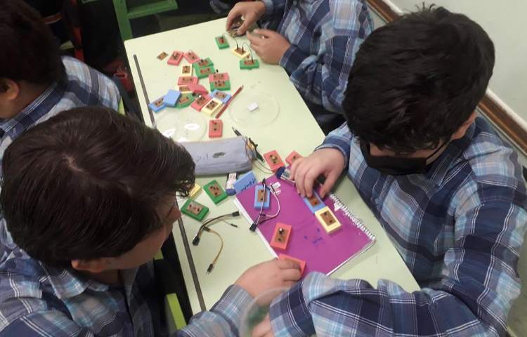 کلاس رباتیک (ساخت مدارهای سری و موازی ) 7