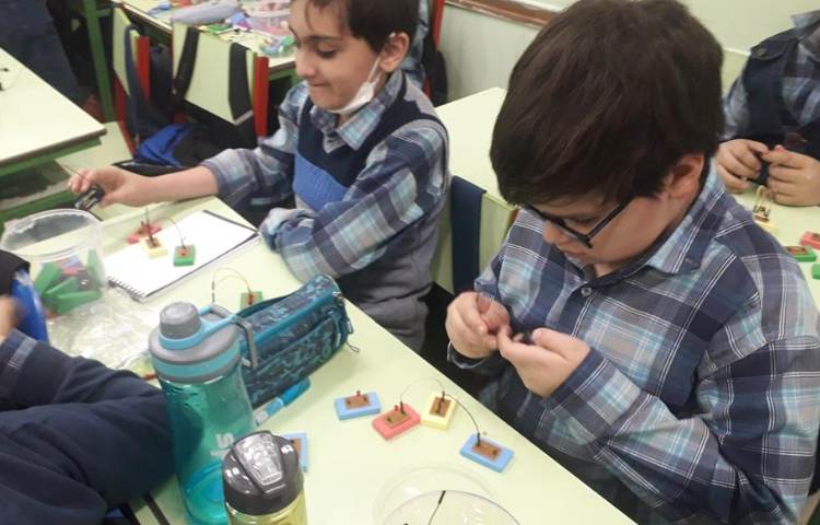 کلاس رباتیک (ساخت مدارهای سری و موازی ) 8