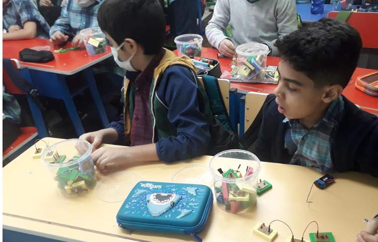 کلاس رباتیک (ساخت مدارهای موازی و سری) 1