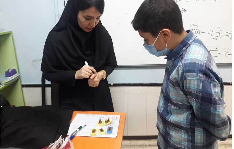 کلاس رباتیک (ساخت مدارهای موازی و سری) 1