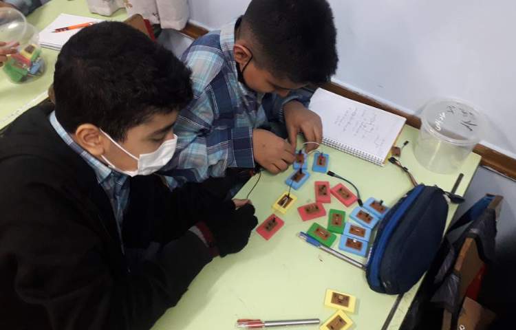 کلاس رباتیک (ساخت مدارهای موازی و سری) 2