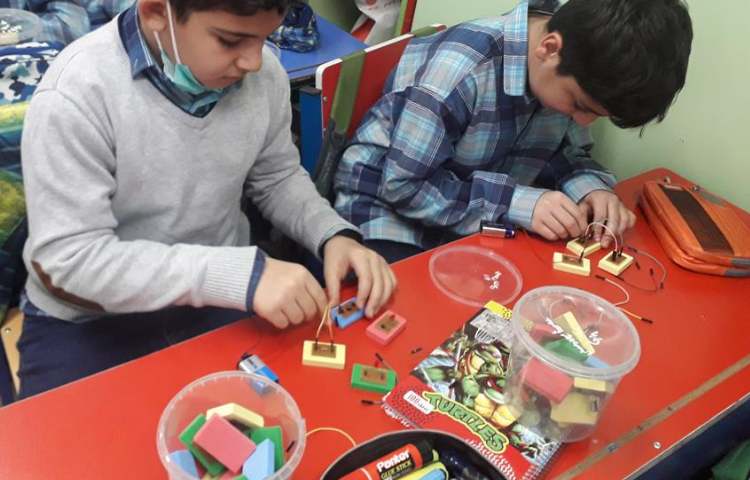 کلاس رباتیک (ساخت مدارهای موازی و سری) 3