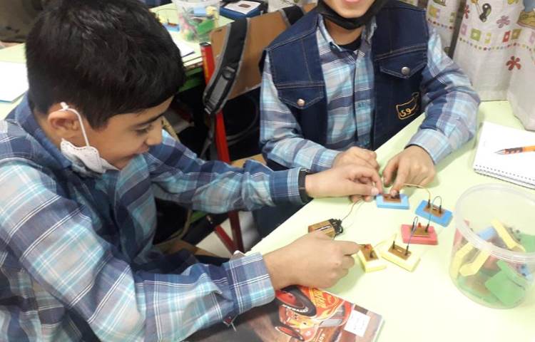 کلاس رباتیک (ساخت مدارهای موازی و سری) 3