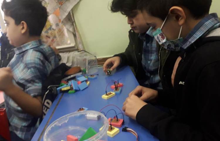 کلاس رباتیک (ساخت مدارهای موازی و سری) 4