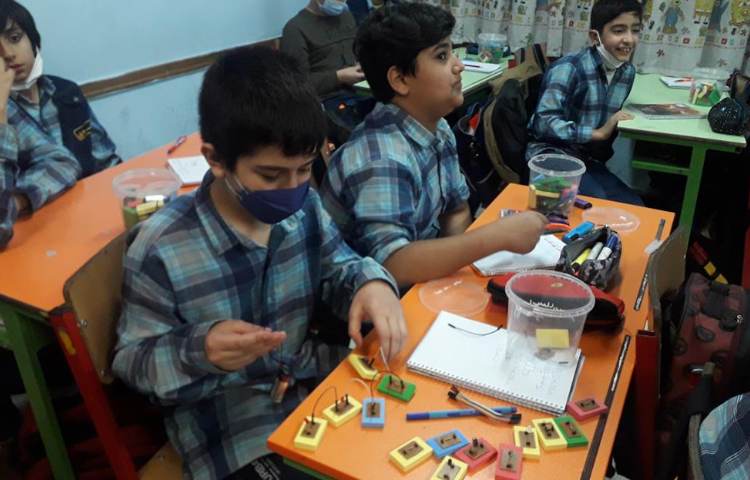 کلاس رباتیک (ساخت مدارهای موازی و سری) 4