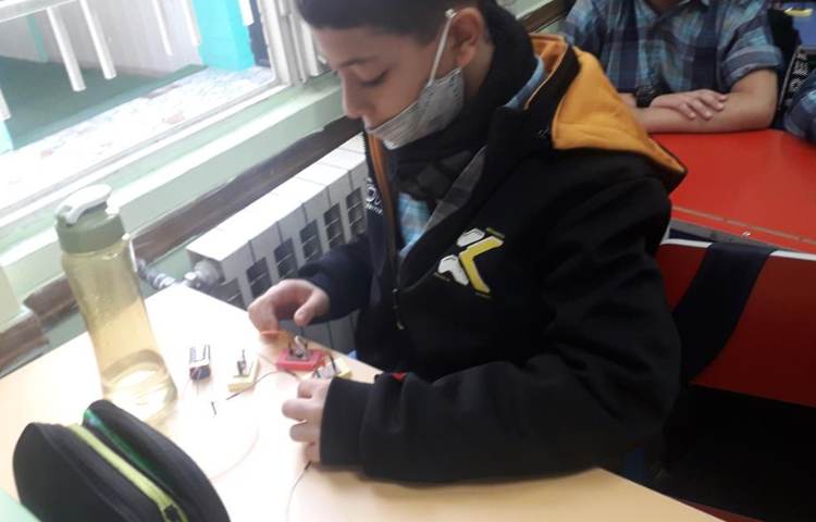 کلاس رباتیک (ساخت مدارهای موازی و سری) 5