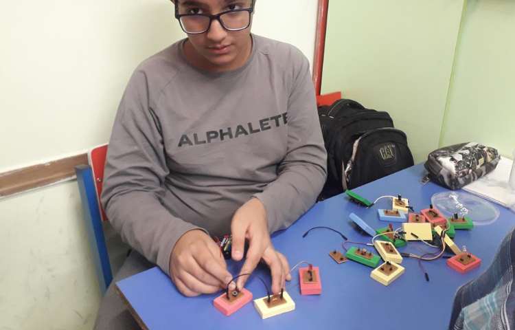 کلاس رباتیک (ساخت مدارهای موازی و سری) 7