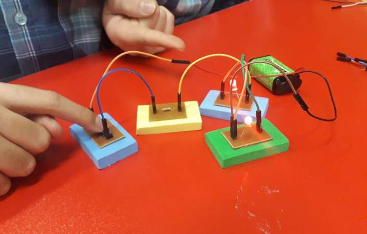 کلاس رباتیک (ساخت مدارهای موازی و سری) 8