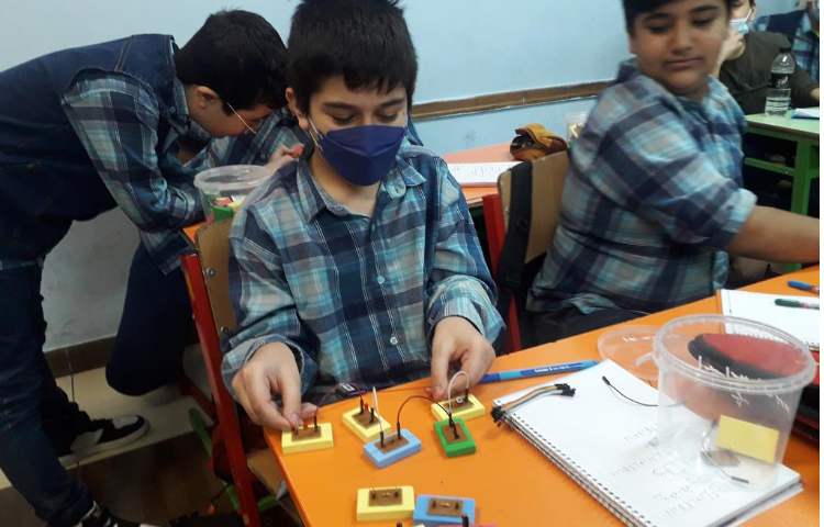 کلاس رباتیک (ساخت مدارهای موازی و سری) 8