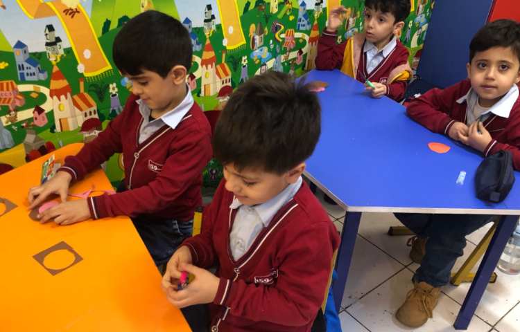 کلاس ریاضی:برای تثبیت یادگیری اعداد،کاردستی اعداد درست شد. 1