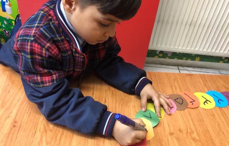 کلاس ریاضی:برای تثبیت یادگیری اعداد،کاردستی اعداد درست شد. 3