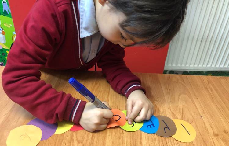 کلاس ریاضی:برای تثبیت یادگیری اعداد،کاردستی اعداد درست شد. 4