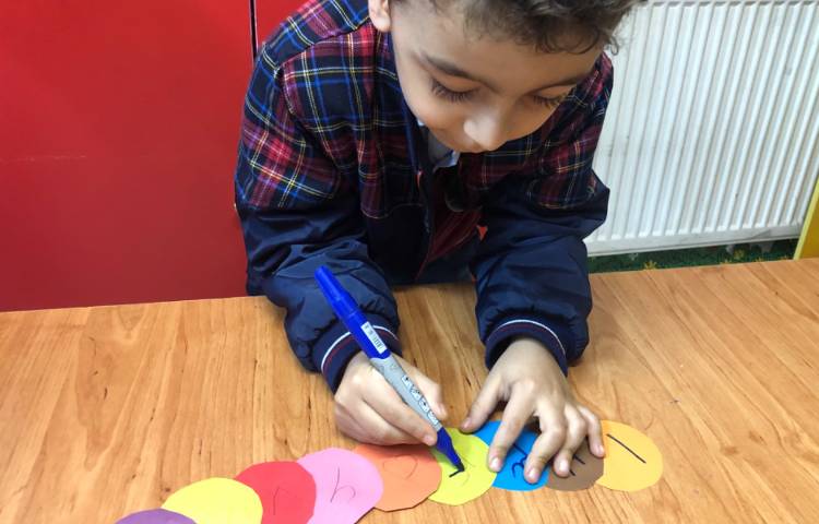 کلاس ریاضی:برای تثبیت یادگیری اعداد،کاردستی اعداد درست شد. 6