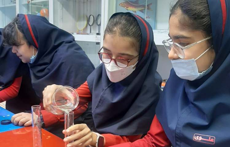 کلاس زبان انگلیسی در آزمایشگاه