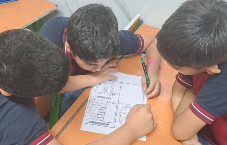 کلاس زبان تمرین تکمیل پاسپورت به صورت گروهی