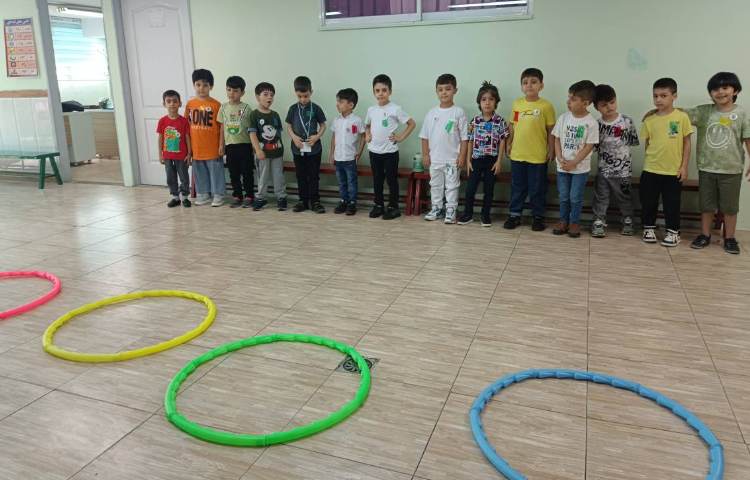 :کلاس زنگ تفریح تابستانه با موضوع بازی با حلقه های رنگی
