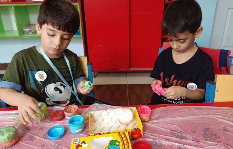 : کلاس زنگ تفریح، رنگ آمیزی بستی سفالی دست سازه خودشان 2