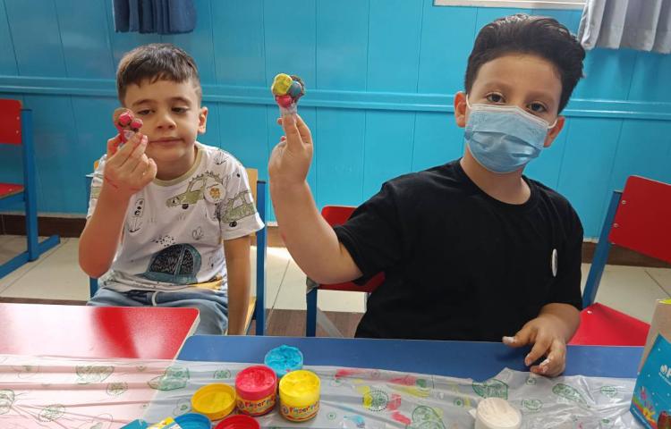 : کلاس زنگ تفریح، رنگ آمیزی بستی سفالی دست سازه خودشان 3