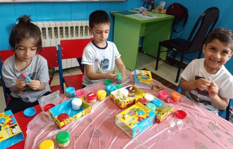 : کلاس زنگ تفریح، رنگ آمیزی بستی سفالی دست سازه خودشان 4