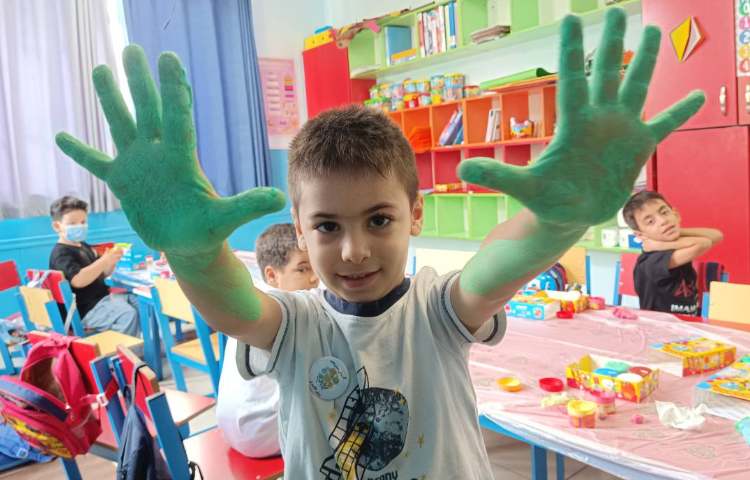 : کلاس زنگ تفریح، رنگ آمیزی بستی سفالی دست سازه خودشان 5