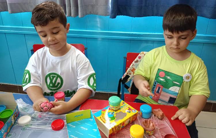 : کلاس زنگ تفریح، رنگ آمیزی بستی سفالی دست سازه خودشان