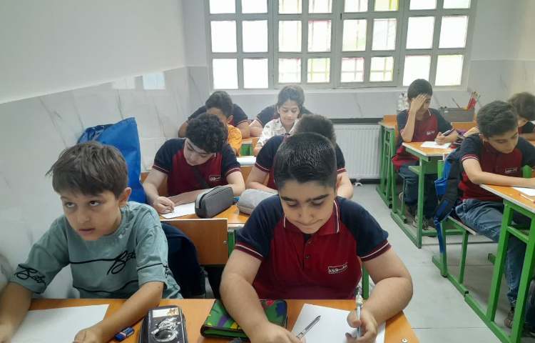 کلاس علوم آزمایش ترکیب جوش شیرین و سرکه 3