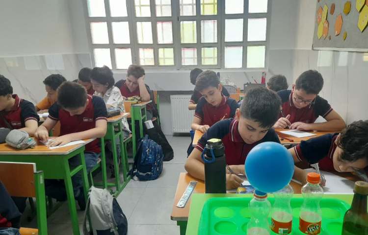 کلاس علوم آزمایش ترکیب جوش شیرین و سرکه 4