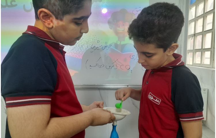 کلاس علوم آزمایش ترکیب جوش شیرین و سرکه