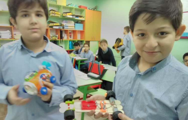 کلاس علوم با موضوع ساخت ماشین درس هشتم علوم 2