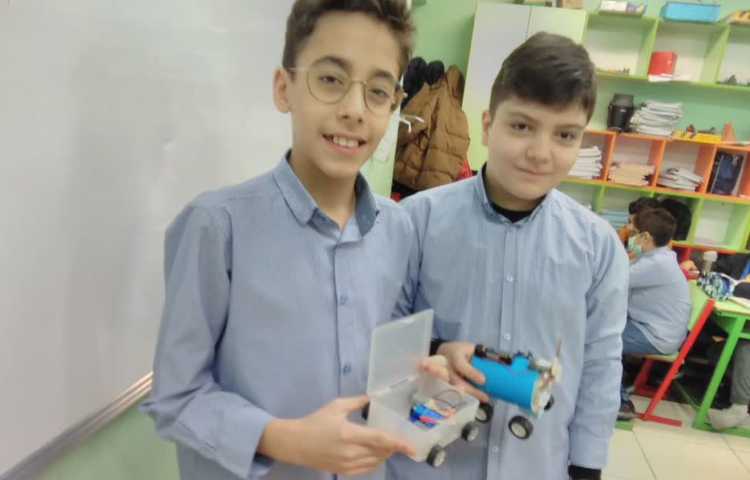 کلاس علوم با موضوع ساخت ماشین درس هشتم علوم 4