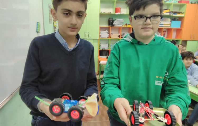 کلاس علوم با موضوع ساخت ماشین درس هشتم علوم 5