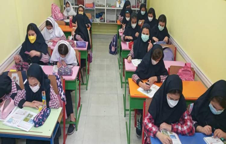 کلاس علوم‌تجربی همراه با دانش آموزان 3