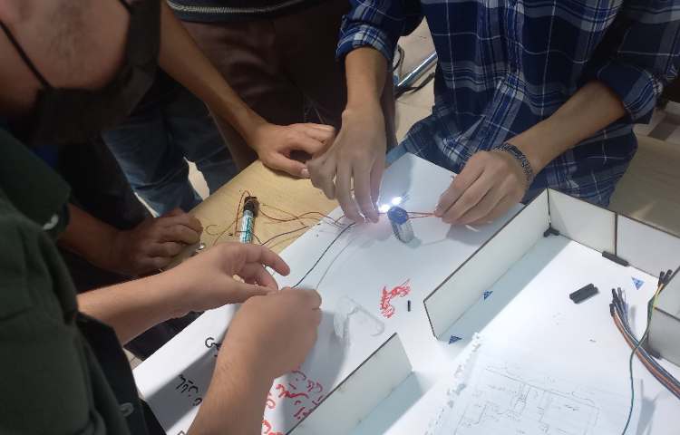 کلاس فرا آموزشی ساخت ماکت ساختمان و مدار های الکترونیکی 2