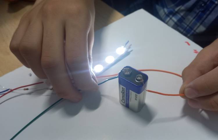 کلاس فرا آموزشی ساخت ماکت ساختمان و مدار های الکترونیکی 4