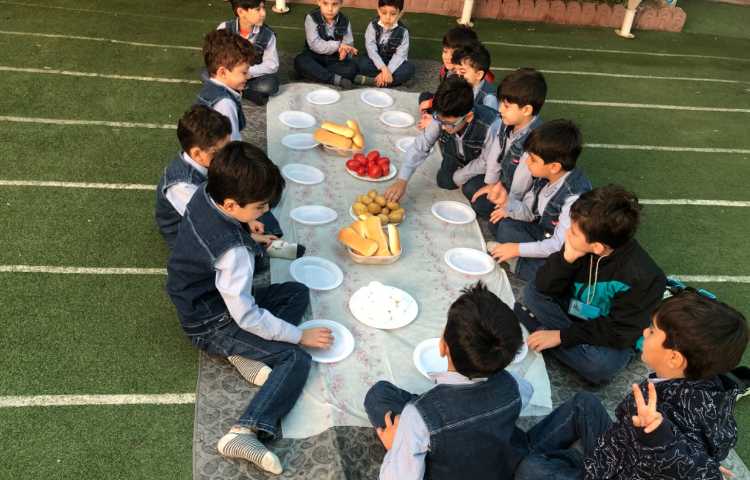 کلاس ماهرشو به مناسبت روز غذا جهت دستورزی و رفع وسواس، برای نیازمندان ساندویچ آماده کردیم 1