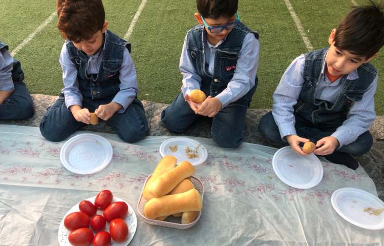 کلاس ماهرشو به مناسبت روز غذا جهت دستورزی و رفع وسواس، برای نیازمندان ساندویچ آماده کردیم 2