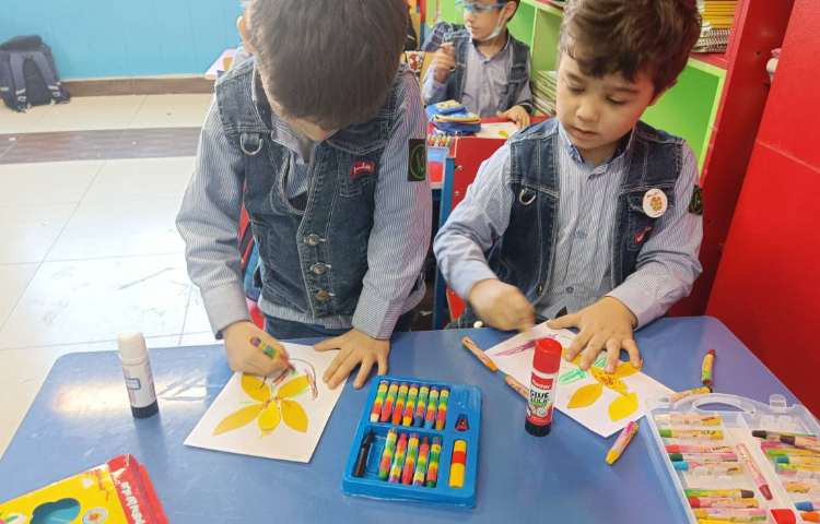 کلاس مناسبتی : کلاژ به عنوان آذرجشن 5