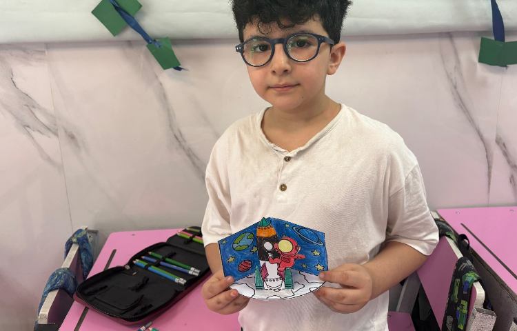 کلاس نجوم تماشای فیلم نجومی و درست کردن تندیس فضانورد 3