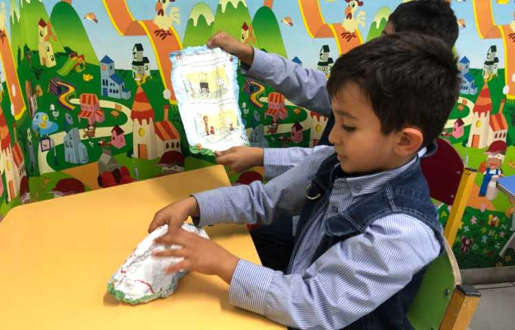 کلاس نوشتاری دستورزی:مچاله کردن کاغذ و تبدیل ان به کاغذ نرم و پرتاب در سطل به صورت مسابقه