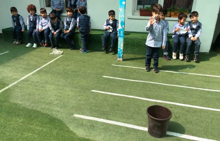 کلاس نوشتاری دستورزی:مچاله کردن کاغذ و تبدیل ان به کاغذ نرم و پرتاب در سطل به صورت مسابقه 2