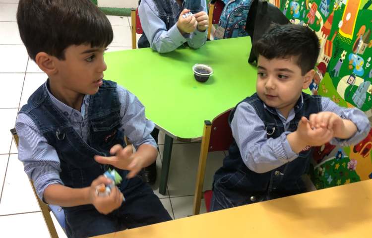 کلاس نوشتاری دستورزی:مچاله کردن کاغذ و تبدیل ان به کاغذ نرم و پرتاب در سطل به صورت مسابقه 3