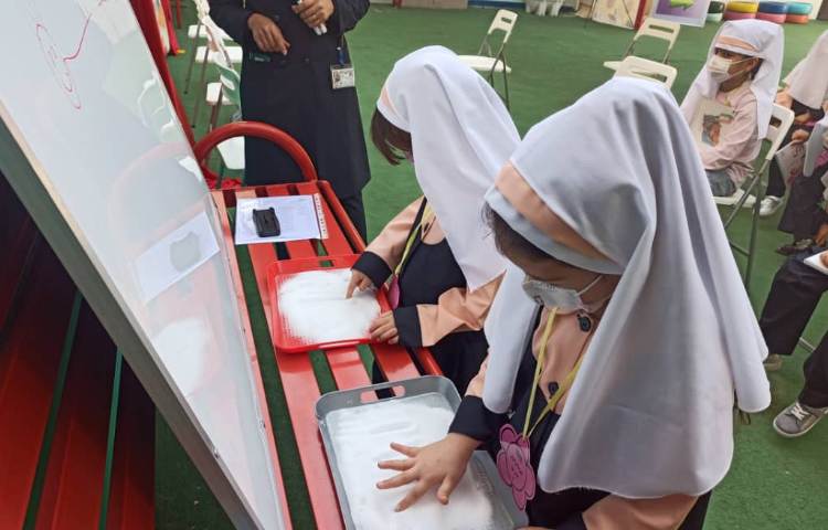 کلاس نوشتاری همراه با دست ورزی نمک