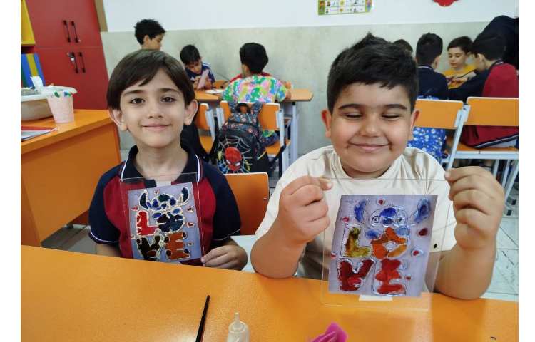 کلاس هنر(آموزش پلکسی با رنگ ویترای) پایه ی دوم 115