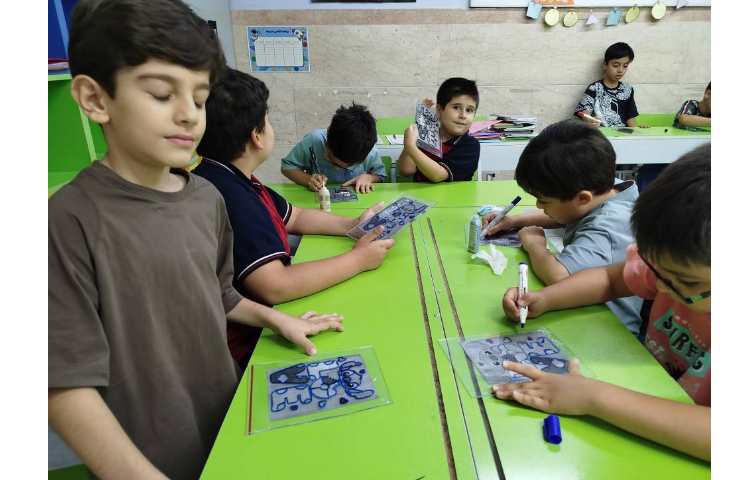 کلاس هنر(آموزش پلکسی با رنگ ویترای) پایه ی دوم 12