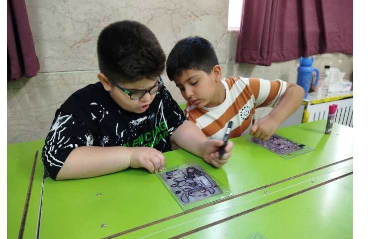 کلاس هنر(آموزش پلکسی با رنگ ویترای) پایه ی دوم