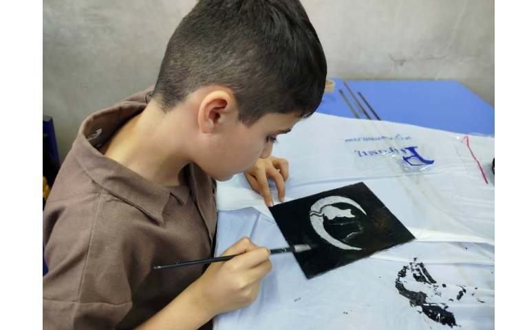 کلاس هنر(آموزش پلکسی با رنگ ویترای) پایه ی سوم 12