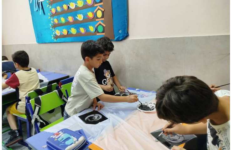 کلاس هنر(آموزش پلکسی با رنگ ویترای) پایه ی سوم 13
