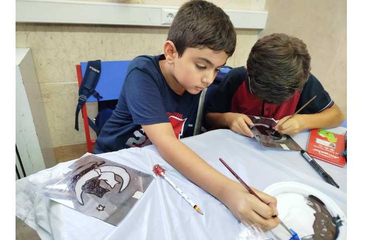 کلاس هنر(آموزش پلکسی با رنگ ویترای) پایه ی سوم 2