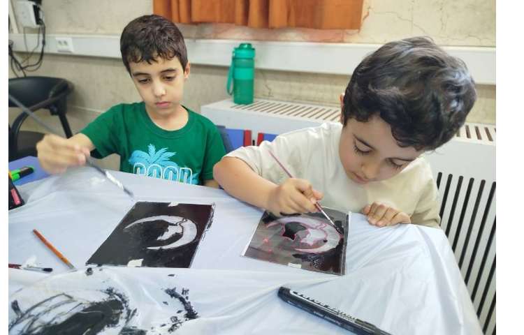 کلاس هنر(آموزش پلکسی با رنگ ویترای) پایه ی سوم 212