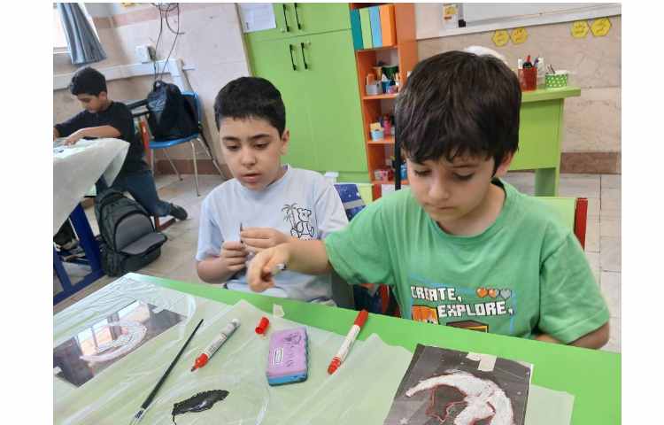کلاس هنر(آموزش پلکسی با رنگ ویترای) پایه ی سوم 9